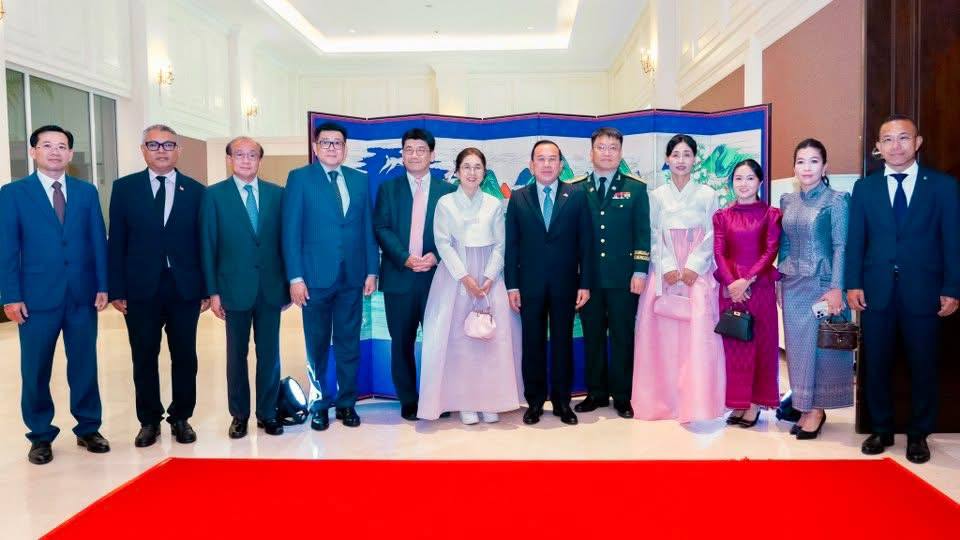 ប្រជាជន និងភ្ញៀវទេសចរណ៍ប្រទេសទាំងពីរ ជាង២៤ម៉ឺននាក់ បានធ្វើដំណើរទៅវិញទៅមក រវាងកម្ពុជា និងសាធារណៈ​រដ្ឋកូរ៉េ។ នេះបើតាមការលើកឡើងរបស់លោកហួត ហាក់រដ្ឋមន្រ្តីក្រសួងទេសចរណ៍។