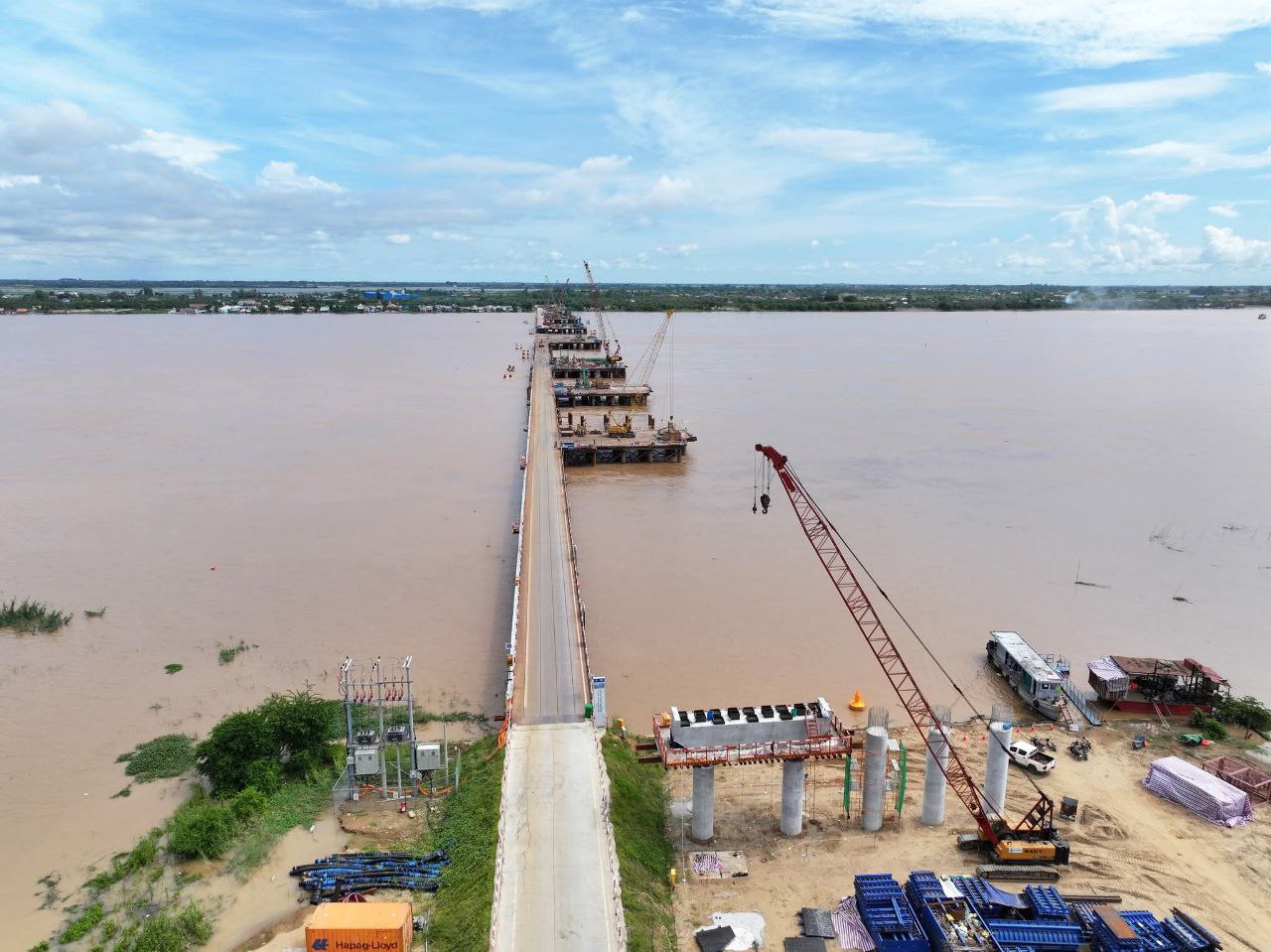 ស្ពានឆ្លងកាត់ទន្លេមេគង្គ(ដីឥដ្ឋ-ថ្មគរ) មានទីតាំងស្ថិតក្នុងខេត្តនៅក្នុងខេត្តកណ្តាល មានប្រវែងសរុប១៦០០ ម៉ែត្រ និងទទឹង២៦ម៉ែត្រ(៤គន្លងផ្លូវ)។