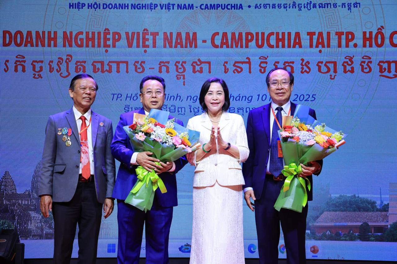 អ្នកឧកញ៉ា ឡាវ កាង អនុប្រធានសភាពាណិជ្ជកម្មកម្ពុជា បានដឹកនាំគណៈប្រតិភូ ចូលរួមក្នុង “វេទិការធុរកិច្ចវៀតណាម-កម្ពុជា ឆ្នាំ២០២៥” នៅទីក្រុងហូជីមិញ។