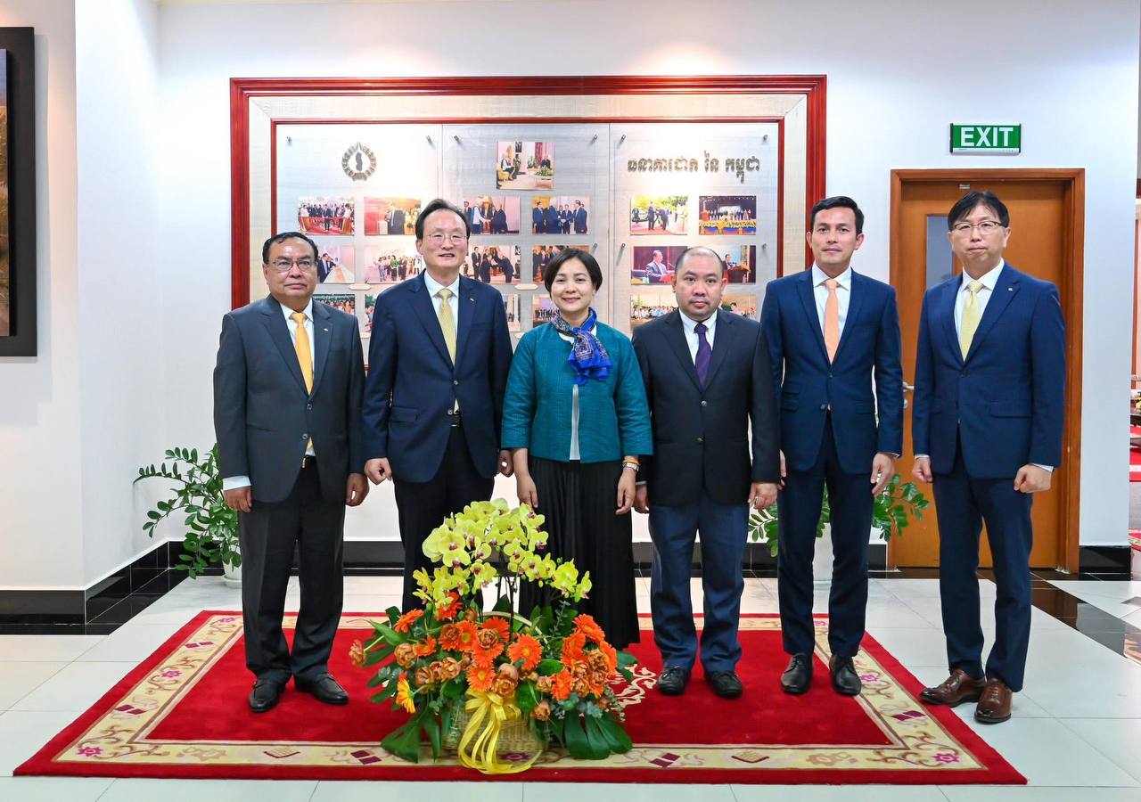 លោកLee Hwan Ju ប្រធាននាយកប្រតិបត្តិធនាគារ គូកមីន និងលោកជំទាវទេសាភិបាលនៃធនាគារជាតិនៃកម្ពុជា